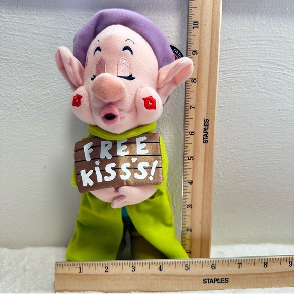 🔵 Disney Plush Dopey Dwarf Holding “Free Kiss’s” Sign - Picture 10 of 10